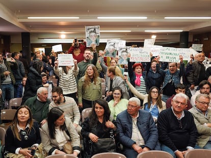 Protestas de vecinos en la charla informativa organizada por la empresa Altri en Palas de Rei el pasado 20 de marzo.