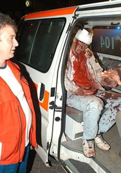 Uno de los hinchas ingleses heridos en Budapest, en la ambulancia.