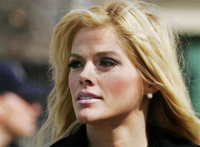 Anna Nicole Smith a la salida del Tribunal Supremo cuando en 2006 fue acusada de matar a su marido.