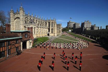 Membros do exército no pátio do castelo de Windsor minutos antes do início do funeral do príncipe Philip.