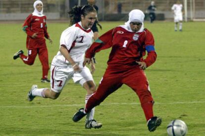 La iraní Tafazzoli se anticipa en una jugada a la jordana Jair en la final de la Copa  de Asia Occidental.