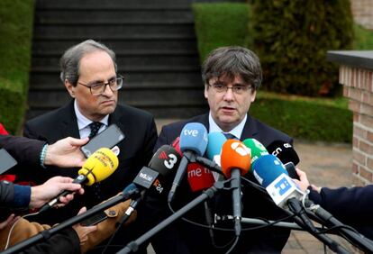El presidente de la Generalitat de Cataluña, Quim Torra, junto al expresident Carles Puigdemont en Waterloo.