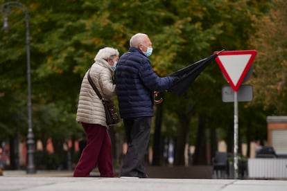 Transeúntes en una calle de Pamplona en octubre del año pasado.