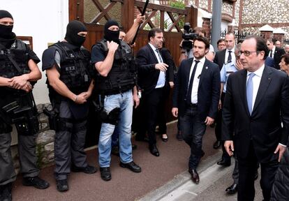 El presidente fracés, François Hollande al lado de miembros de la RAID (Unidad de investigación, asistencia, intervención y disuasión), a su llegada a Saint-Etienne-du-Rouvray.