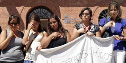 Las cuidadoras del centro de acogida Nuevo Amanecer, donde ayer una compañera supuestamente mató a tres menores con discapacidad, muestran su dolor durante el minuto de silencio que se ha celebrado esta mañana en la localidad vallisoletana de Boecillo.