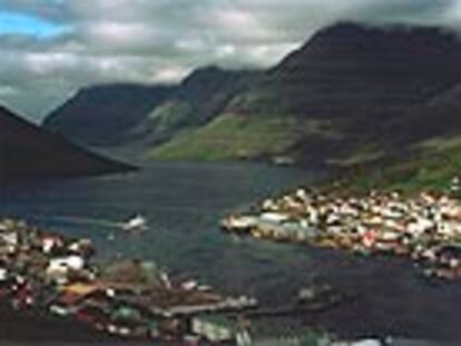 Klaksvík, en la isla Bordoy, de 5.000 habitantes y con una pujante industria pesquera, es la segunda ciudad de las Feroe tras la capital, Tórshavn.