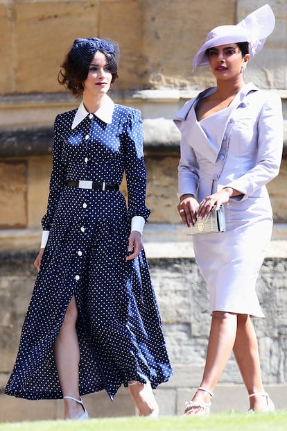 Abigail Spencer (izquierda) y Priyanka Chopra, dos de las amigas de Meghan Markle. Nos gusta el vestido largo de lunares de la primera. Es de Alessandra Rich.