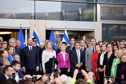 En el centro, el presidente del Consejo Europeo, Charles Michel; la presidenta del Parlamento Europeo, Roberta Metsola, y la presidenta de la Comisión Europea, Ursula von der Leyen, y el jefe de la misión de Israel ante la UE y la OTAN, el embajador Haim Regev, guardan un minuto de silencio en condena del atentado de Hamás, el pasado miércoles en Bruselas.