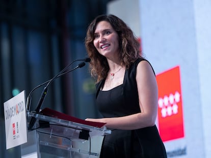 La presidenta de la comunidad de Madrid, Isabel Díaz Ayuso, pronuncia un discurso durante la celebración del Día de la Comunidad de Madrid este viernes en FITUR.