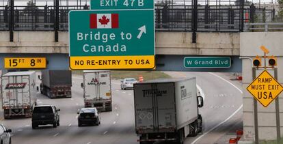 Un cami&oacute;n que se dirige hacia Canad&aacute;, en Detroit (Michigan, EE UU).