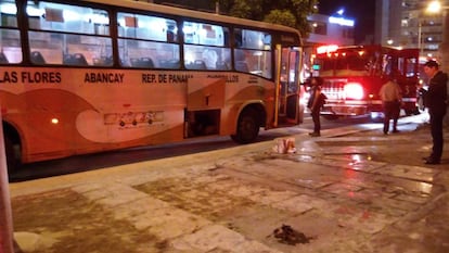 El autobús en el que se produjo el intento de feminicidio en Lima. 