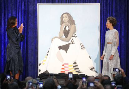 Michelle Obama y Amy Sherald junto al retratao de la exprimera dama de Estados Unidos el lunes.