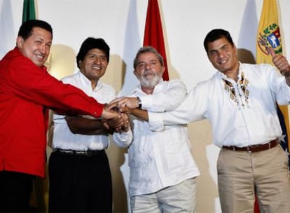 De izquierda a derecha, Chávez, Morales, Lula y Correa, en la cumbre de Manaos, donde acordaron impulsar el corredor interoceánico.