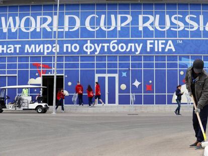 Saransk (Russian Federation), 14/06/2018.- A worker makes final adjustments in front of the Mordovia Arena in Saransk, Russia, 14 June 2018. Peru will face Denmark in their FIFA World Cup 2018 group C soccer match on 16 June 2018 in Saransk. (Dinamarca, Mundial de Fútbol, Rusia) EFE/EPA/RUNGROJ YONGRIT