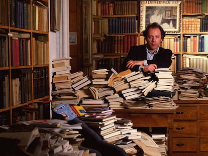 Javier Marías, fotografiado en su despacho, rodeado de libros, en 1992.