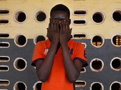 Un paciente posa en el hospital psiqui&aacute;trico de Kissy, en Sierra Leona.