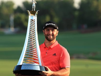 Jon Rahm posa con el trofeo tras ganar el Race to Dubai en Emiratos Árabes.