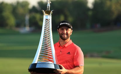 Jon Rahm posa con el trofeo tras ganar el Race to Dubai en Emiratos Árabes.