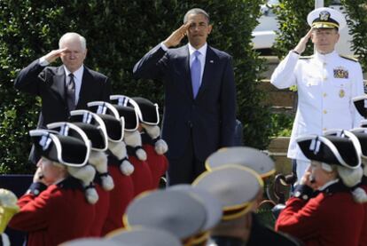 Gates (izquierda) y Obama saludan a las tropas en el acto de despedida del primero en el Pentágono.