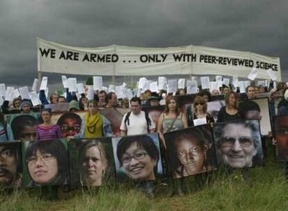 "Vamos armados... sólo con los criterios de la ciencia", dice la pancarta de los manifestantes, ayer, cerca de Heathrow.