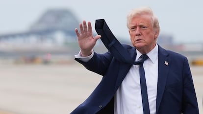 El presidente Donald Trump saluda a su llegada al Aeropuerto Internacional Newark Liberty, el sábado 26 de abril de 2025.