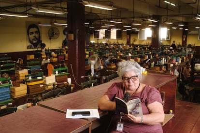 Odalys Lara Reyes lee un libro a los trabajadores de la fábrica de tabaco La Corona, en La Habana, el 4 de julio.