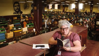Odalys Lara Reyes lee un libro a los trabajadores de la fábrica de tabaco La Corona, en La Habana, el 4 de julio.