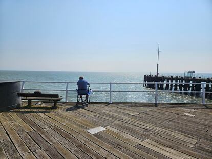 Philip Lawrence, de espaldas, este miércoles en el muelle de Clacton-on-Sea.