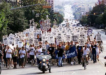 Manifestantes en Austin (Tejas), en octubre de 2000, contra la política de ejecuciones de George W. Bush.