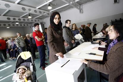 Votantes en Salt, Girona.