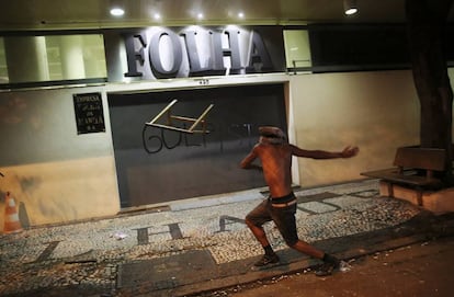 A sede do jornal 'Folha de S.Paulo' foi alvo de depredações, no centro de São Paulo. Vidraças foram quebradas e os jornalistas ficaram 'ilhados' dentro do edifício por mais de uma hora.