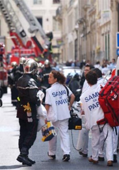 Los bomberos y servicios de rescate se despliegan en los alrededores del edificio siniestrado.