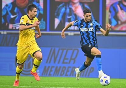 Achraf Hakimi supera a Alberto Grassi en un partido del Inter contra el Parma.