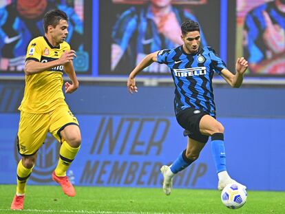 Achraf Hakimi supera a Alberto Grassi en un partido del Inter contra el Parma.