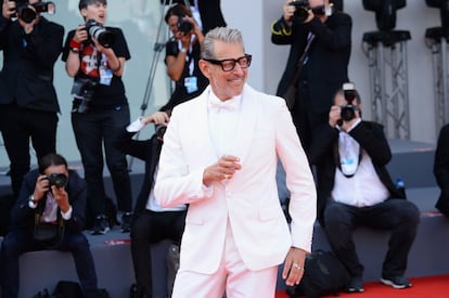 Jeff Goldblum camina por la alfombra roja, en el 75º Festival de Cine de Venecia.