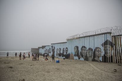 El “Proyecto del Mural Playas de Tijuana”  obra de Liz Santana a lo largo del muro fronterizo que limita la playa de Tijuana (México).