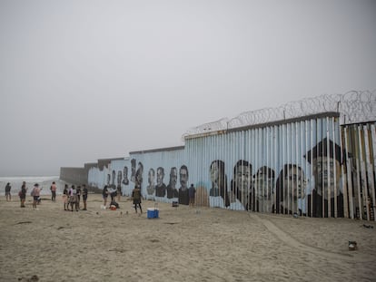 El “Proyecto del Mural Playas de Tijuana”  obra de Liz Santana a lo largo del muro fronterizo que limita la playa de Tijuana (México).