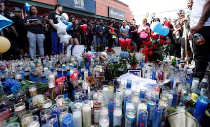 Velas y flores en recuerdo de Nipsey Hussle en el lugar donde fue asesinado. 
