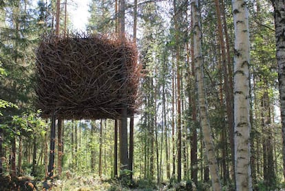 Un simple entramado de ramas de árbol envuelve y oculta esta habitación familiar del Tree Hotel (<a href="http://www.treehotel.se" rel="nofollow" target="_blank">www.treehotel.se</a>), <i>The Bird's Nest</i>, proyecto del arquitecto Bertil Harström (<a href="http://inredningsgruppen.se" rel="nofollow" target="_blank">http://inredningsgruppen.se</a>). Un gran nido artificial de acogedor interior, en perfecta armonía con el bosque que lo rodea.