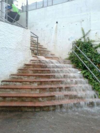 Las escaleras que unen las clases de Primaria e Infantil en el colegio Emilio Llusch, esta mañana.