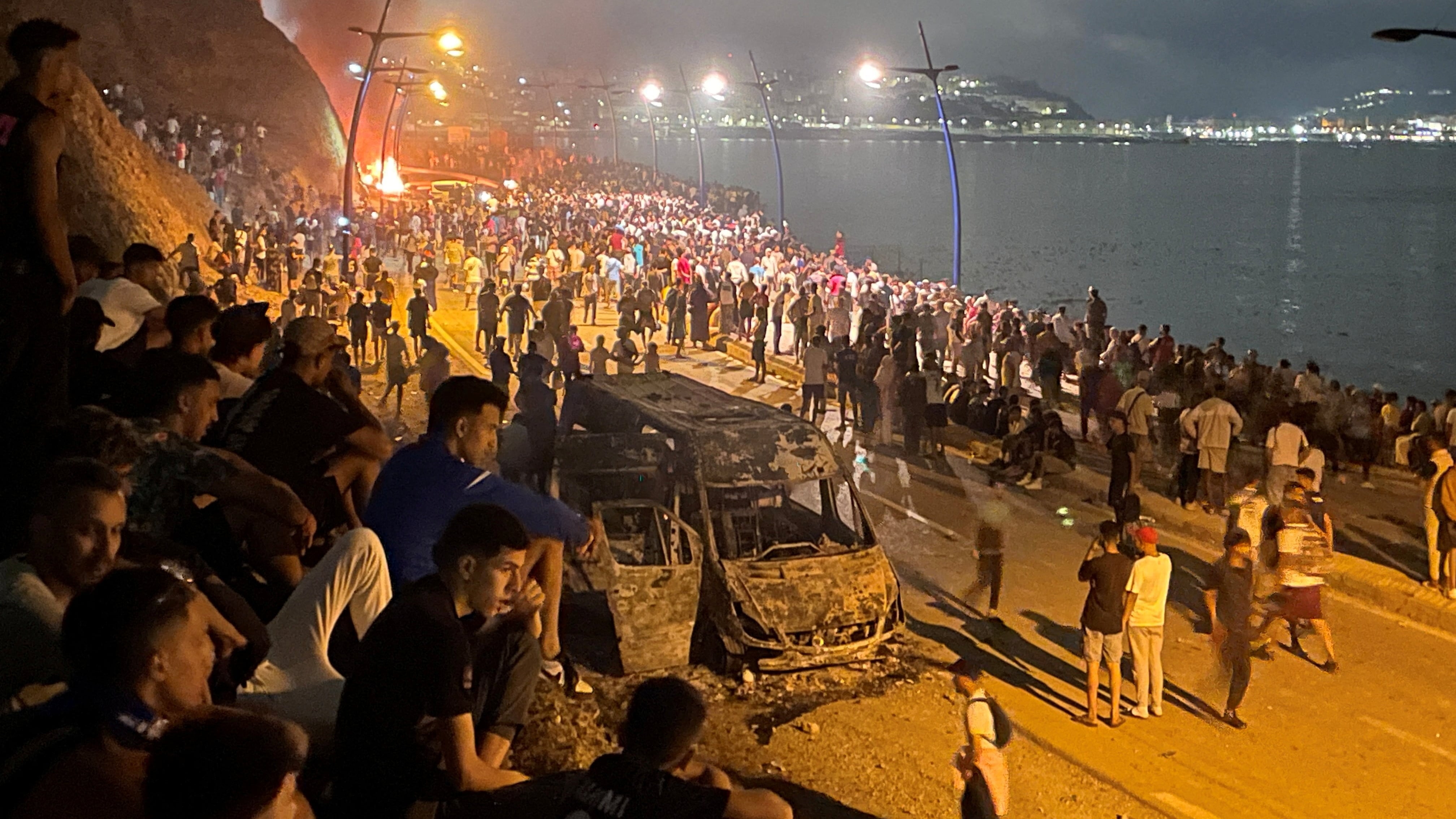 Miles de personas penetran durante la noche en Ceuta en medio de la pasividad de la policía marroquí