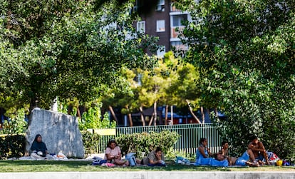 Varias personas en Madrid Rio.