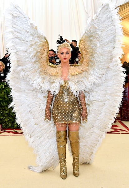 Katy Perry o el ángel de la Met Gala. Versace firma el diseño.