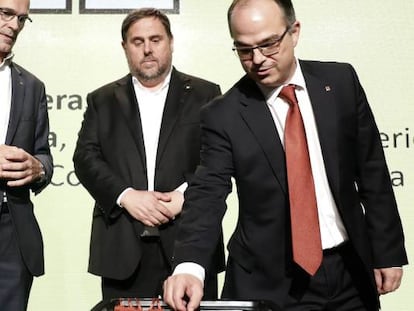 El vicepresidente de la Generalitat, Oriol Junqueras, rodeado por el consejero de la Presidencia, Jordi Turull, y el de Asuntos Exteriores, Raül Romeva.