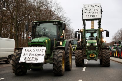 Protesta de los agricultores alemanes cerca de la puerta de Brandeburgo, este lunes en Berlín. 