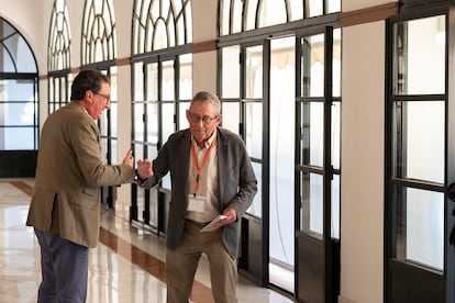 Miguel Delibes a su llegada al Parlamento de Andalucía con el diputado del PP, Manuel Andrés González. 