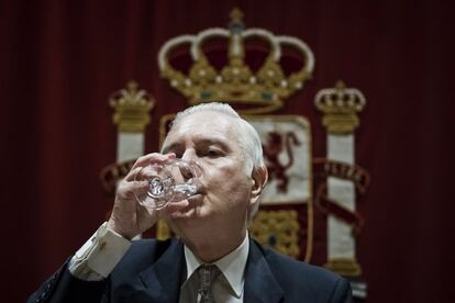 El presidente del Consejo General del Poder Judicial y del Tribunal Supremo, Carlos Dívar, momentos antes de su comparecencia pública.