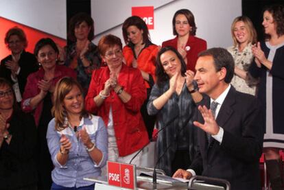 El líder socialista, José Luis Rodríguez Zapatero, en un acto de campaña con medio centenar de candidatas del PSOE para las elecciones del 22 de mayo.