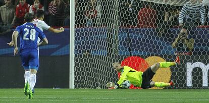 Schmeichel detiene el penalti a Correa.