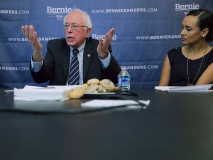 El candidato Bernie Sanders junto a su directora de voto latino, Erika Andiola (dcha., y Amaya Santos, inmigrante sin papeles (izda.).